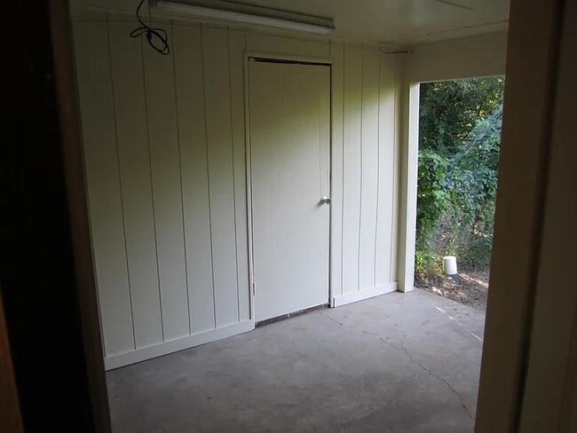 Building Photo - 820 Russell Cir