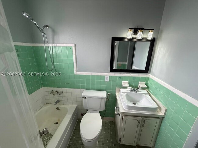 Building Photo - 1154 W 35th St