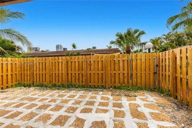 Building Photo - 2627 Parkview Dr S