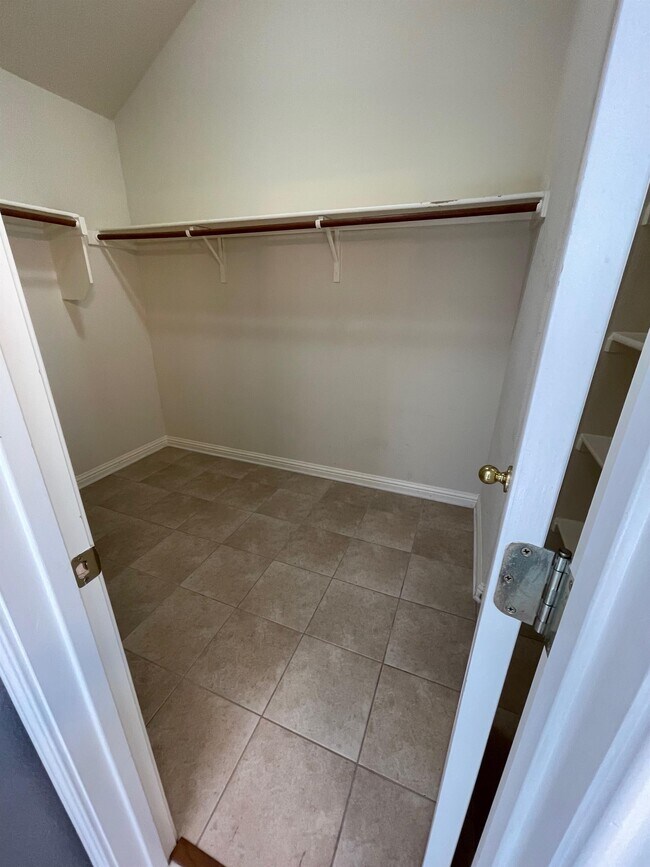 Building Photo - 10312 Yellowstone Dr