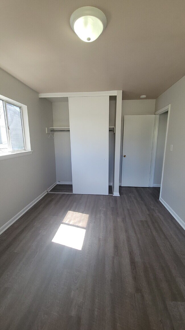 Building Photo - $400 off one month.  Call for details "Cha...