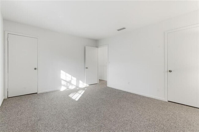 Building Photo - 6520 Roswell Rd NE