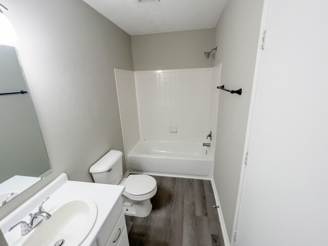 Building Photo - Newly Renovated Noblesville Home