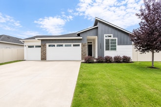 Building Photo - 4 Bedroom, 2 Bathroom Home Near Lake Lowell