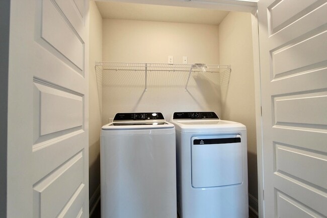 Building Photo - 323 Callie Dr