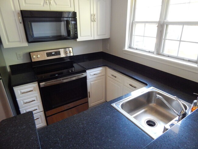 Building Photo - Cozy TH in Great Alexandria Location!