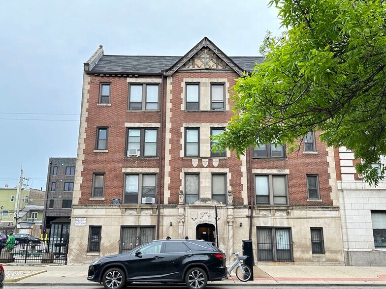 Primary Photo - 3345 N Marshfield Ave