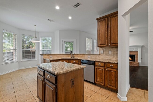 Building Photo - 5910 Spring Hill Dr