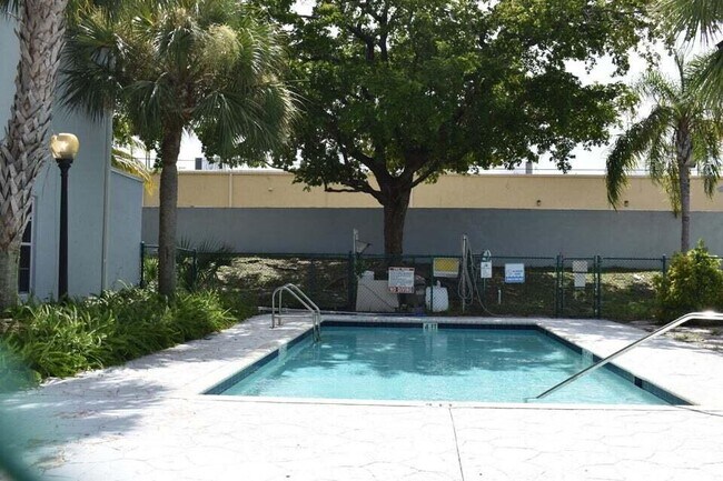Building Photo - 2300 Florida Blvd