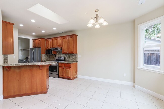 Building Photo - 4 Bed / 3.5 Bath clean and comfortable Sun...