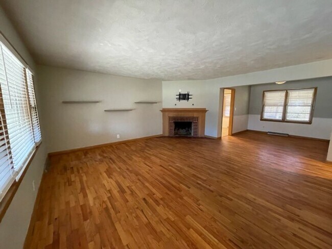Building Photo - GREAT LOCATION!! Close to Mercy Hospital!
