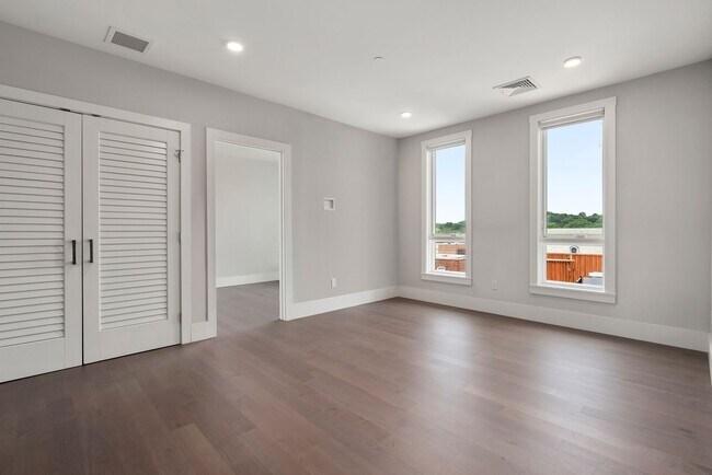 Building Photo - Jamaica Plain spacious studio w/ central a...