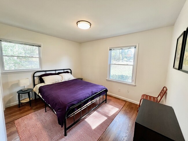 Building Photo - 2228 Meadowvale Dr NE