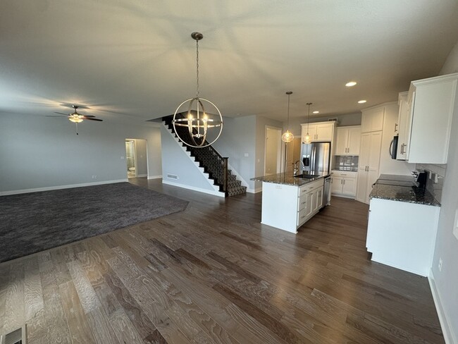 Building Photo - Luxury 5BR 4 BA Home w/ Pool and Clubhouse Access in GREAT location!