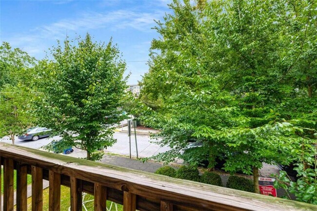 Building Photo - 654 Cleburne Terrace NE
