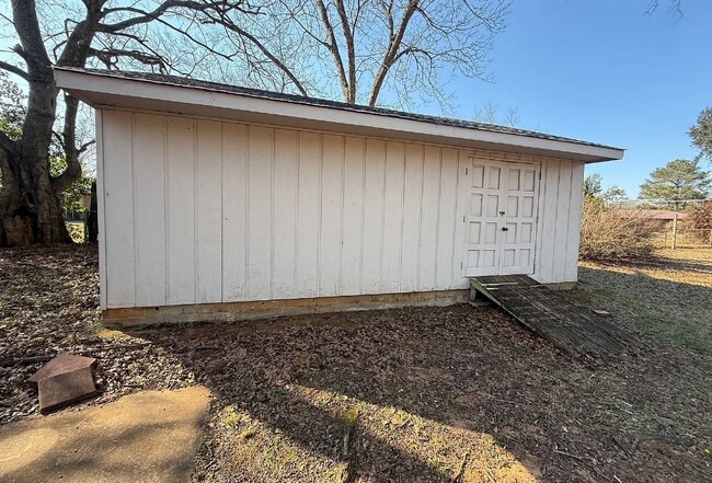 Building Photo - 341 N Burbank Dr