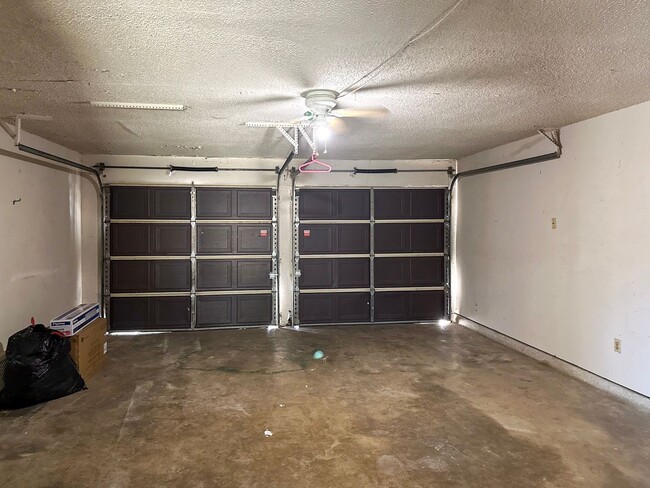 Building Photo - 3 Bedroom / 2 Bath / 2 Car Garage in Quiet...