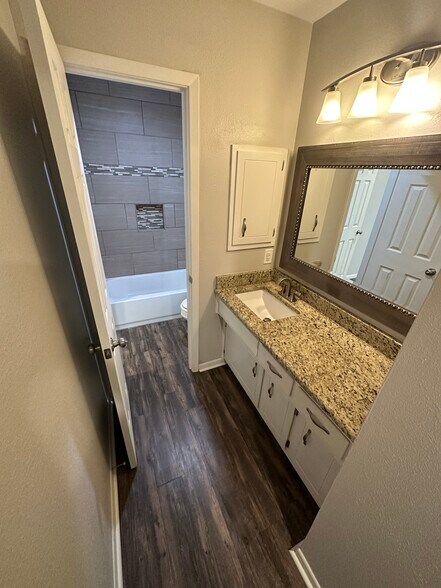 Building Photo - 105 Ivanhoe Dr