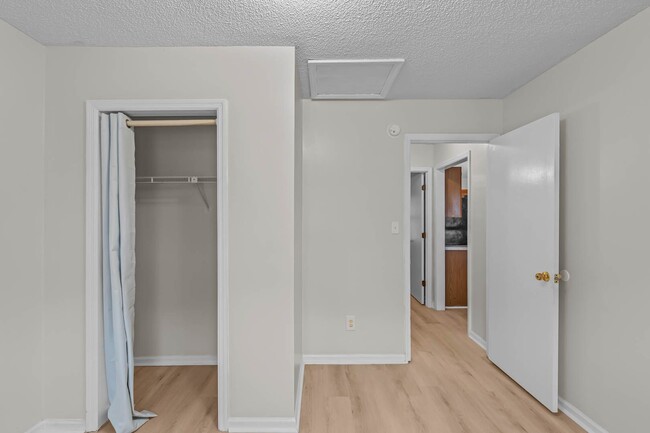 Building Photo - Newly renovated 2 bedroom 1 bathroom duplex