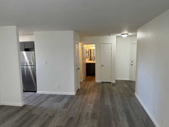 Building Photo - SW!! 2 Bedroom Condo!! 1st Floor!! Newly r...