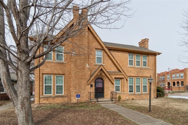 Building Photo - 1905 N Brauer Ave