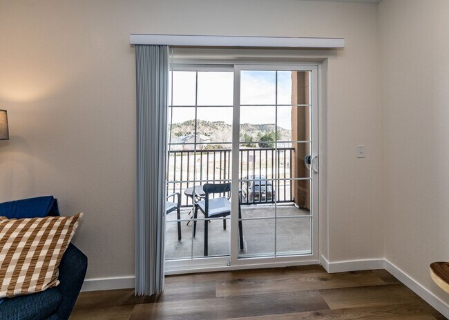 Building Photo - 2 Bedroom 2 Bath Luxury Apartment near Garden of the Gods and Ute Valley