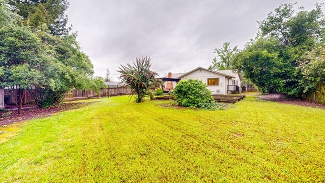 Building Photo - Bright and Beautiful 4 bedroom 2.5 Bath with large enclosed back yard and close proximity to Mari...