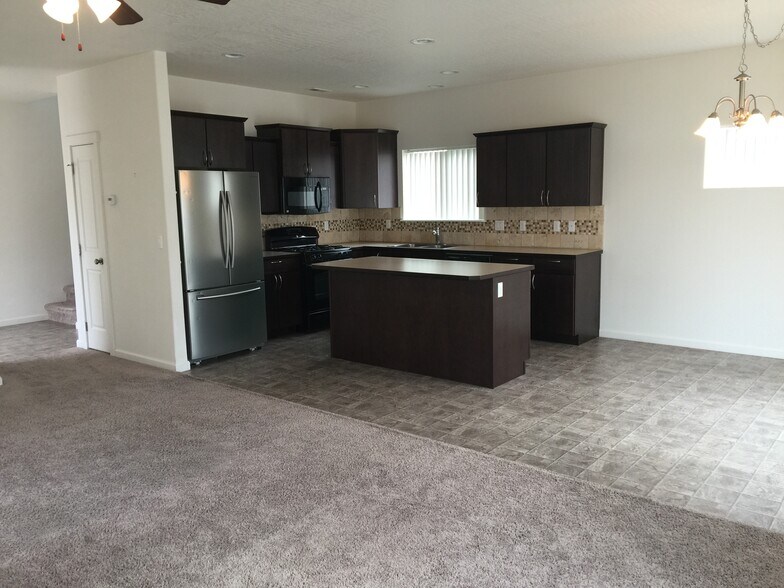 Building Photo - 1449 SW Sagebrush Ln