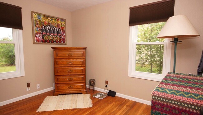 Building Photo - 2 BEDROOM | 1 BATH | WEST SIDE HOME | SING...