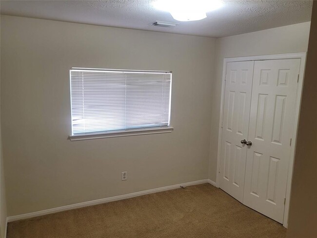 Building Photo - 3611 Elmwood Dale Dr