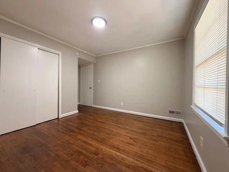 Building Photo - 1268 Eastland Rd SE