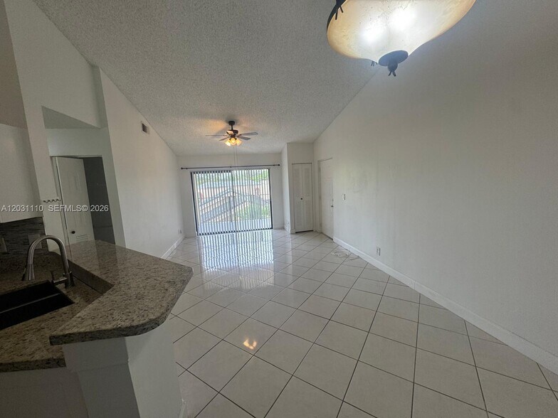 Building Photo - 9999 Summerbreeze Dr