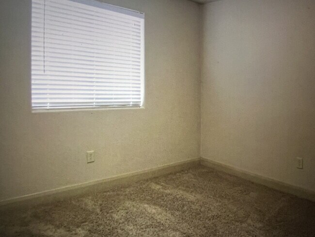 Building Photo - "Charming 3-Bed Townhouse in Cedar City with 2.5 Baths – Your Spacious 1,384 Sq Ft Retreat Awaits!"