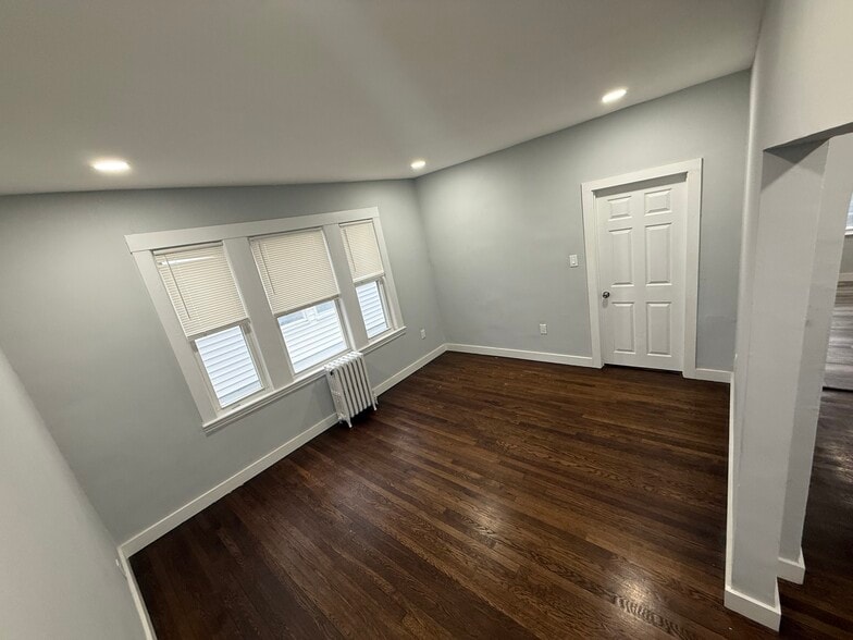 Building Photo - 16 Astoria St