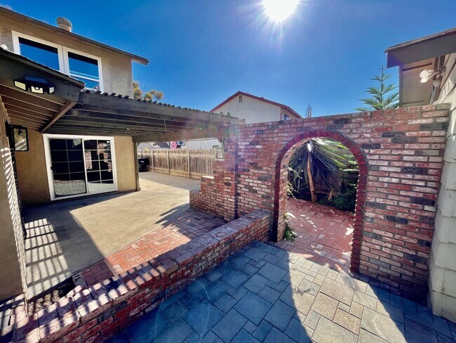 Building Photo - Updated 4B 2BA Home in Paradise Hills w/ S...