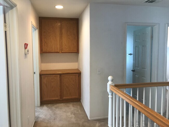 Building Photo - Spacious 5 bedroom with 3 car garage for rent