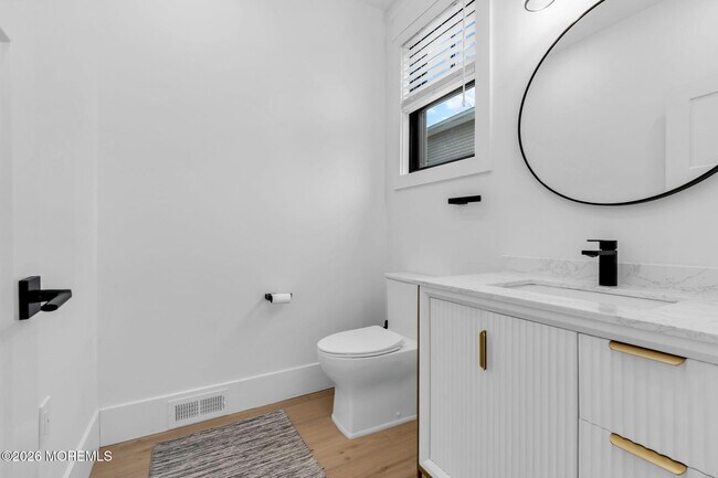 Building Photo - 2017 5th Ave