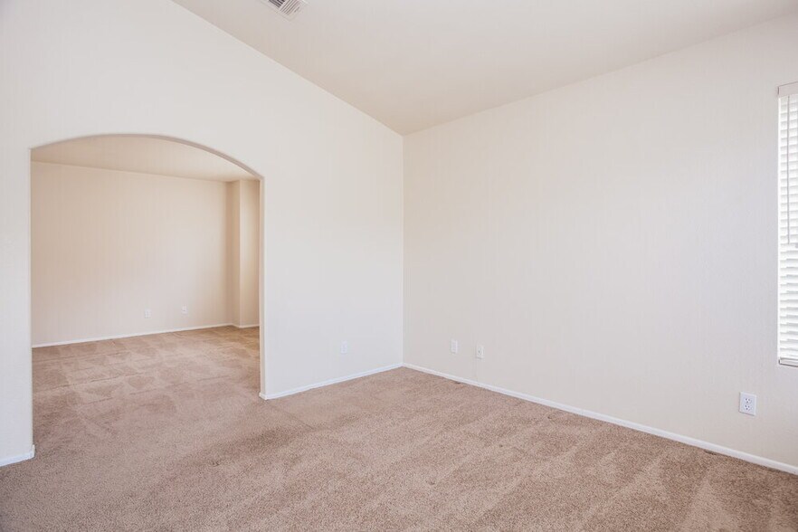 Building Photo - 2413 Bloomington Dr