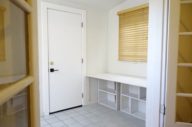 Building Photo - 2 bedroom, 1 bath house with a den in Sam ...