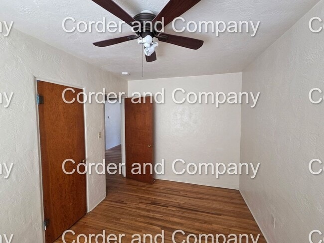 Building Photo - Cute 2 Bedroom 1 Bathroom Duplex Located i...