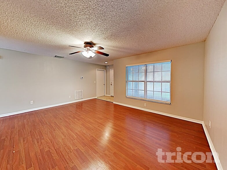 Building Photo - 914 Cape Cod Cir