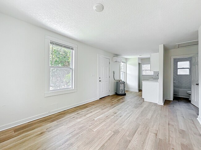 Building Photo - 844 Tyler St