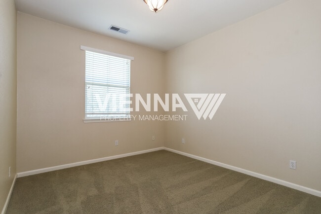 Building Photo - Beautiful 4 Bedroom Home in Great Location