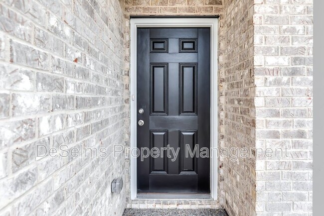 Building Photo - 1024 Hillbrook Dr