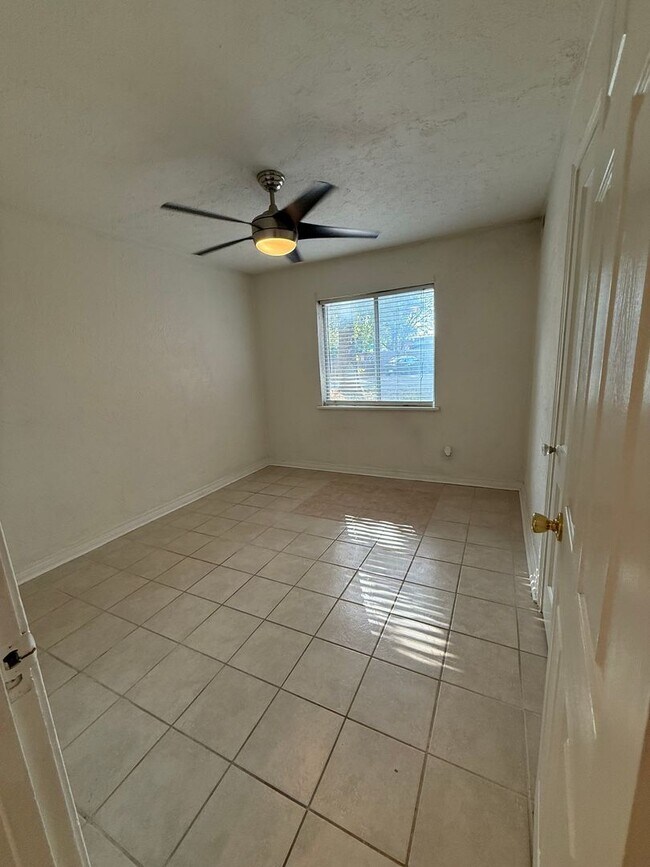 Building Photo - Updated 1-Bedroom in the Heart of the Plaza District