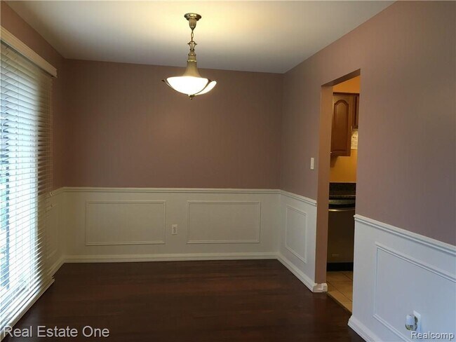 Building Photo - 100 W Hickory Grove Rd