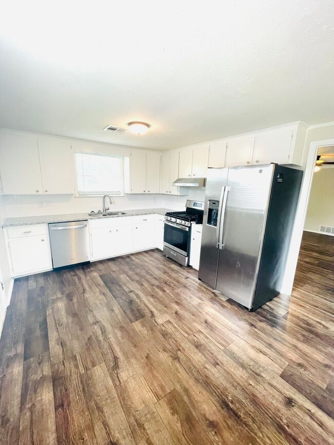 Building Photo - ** 4 Bed 2 Bath Located in Prattville ** C...