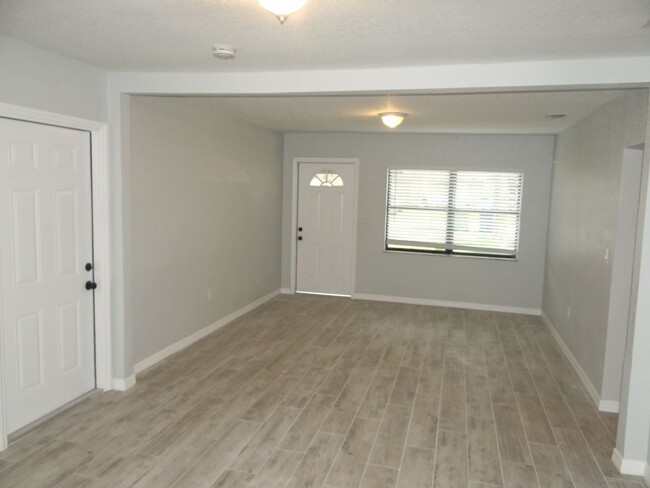 Building Photo - 3bed/2.5 bath in Seminole Heights - comple...