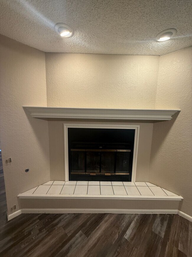 Building Photo - 708-710 SW 37th St Duplex