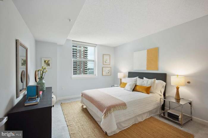 Building Photo - 880 N Pollard St